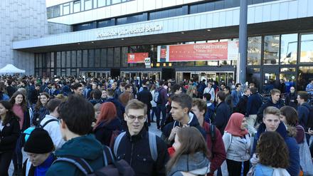 Andrang. Studentinnen und Studenten beim Orientierungstag für Erstsemester vor dem Hauptgebäude der Technischen Universität (TU) in Berlin- Charlottenburg.