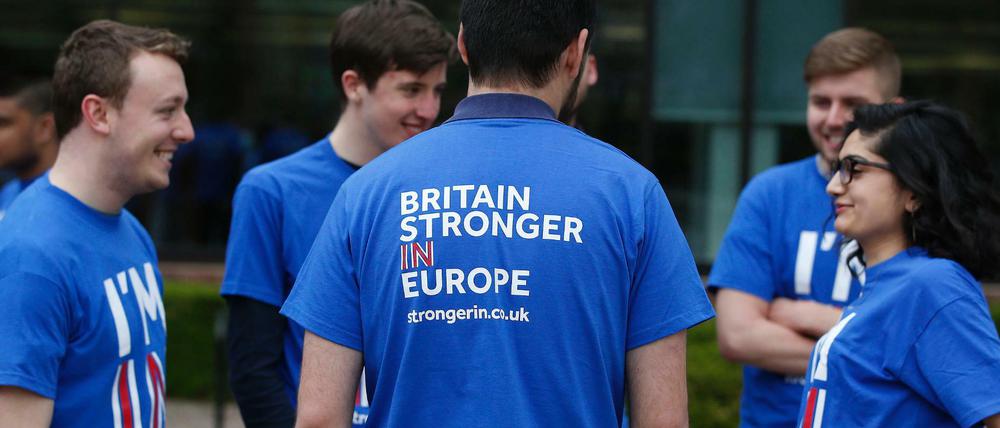 Junge Männer und Frauen tragen blaue T-Shirts mit der Aufschrift "I'm in" und "Britain stronger in Europe".