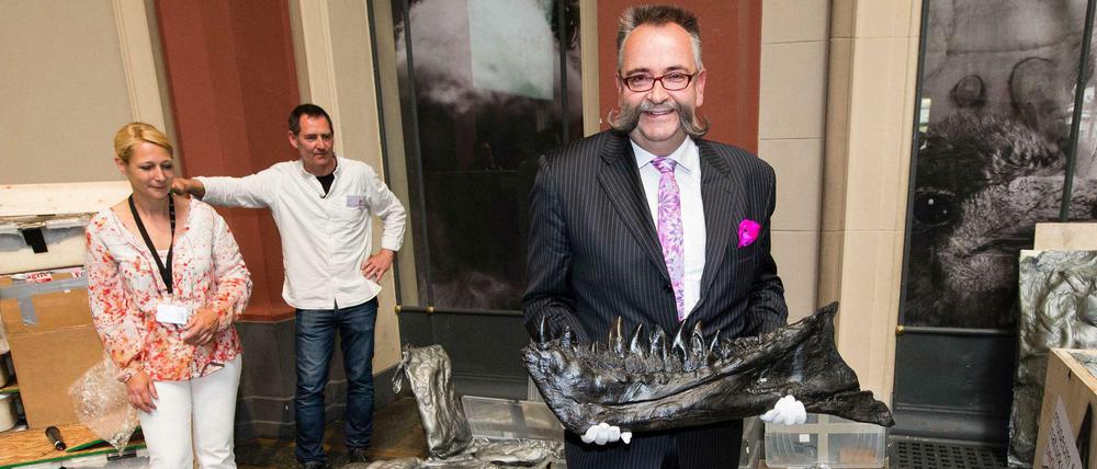 Herr der Knochen. Johannes Vogel, Chef des Berliner Naturkundemuseums, präsentiert Knochen des T. Rex. In den nächsten Wochen werden sie untersucht und zusammengefügt. Ab Dezember ist das Tier für Besucher zu sehen - oder das, was von ihm übrig geblieben ist. 