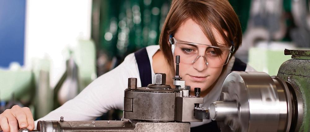 Die duale Ausbildung trägt zur niedrigen Arbeitslosigkeit der Jugendlichen in Deutschland bei.