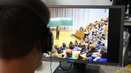 Statt im Hörsaal am Rechner: Studierende können Einführungsvorlesungen am Rechner verfolgen. Außerdem gibt es digital begleitete Seminare und Prüfungen. 