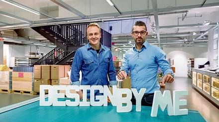 Thomas Brzezinski und Piotr Czemerys, zwei der drei Gründer von "DesignBy.Me", machen selbstgestaltete Produkte im Internet anschaulich.