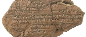 Fragment einer antiken Tontafel mit Schriftzeichen.