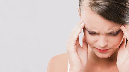 Schmerzliche Erfahrung. Typisch für Migräne sind neben Kopfweh auch Übelkeit und Überempfindlichkeit gegen Licht. 