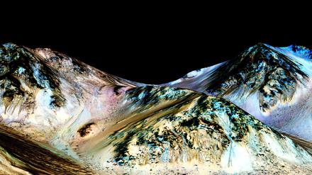 Farbenfroh. Die dunklen, etwa 100 Meter langen Streifen, die am Hale-Krater anscheinend abwärts fließen, sollen durch heute noch existierendes salziges Wasser entstanden sein. Was auf dem Bild blau gefärbt ist, ist aber kein Wasser, sondern mineralisches Pyroxen.