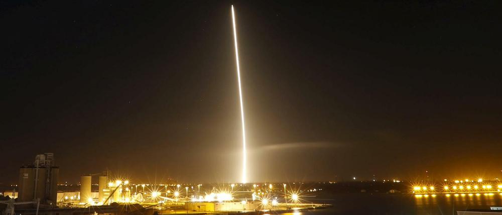 Glückliche Heimkehr. Die Langzeitbelichtung zeigt, wie die Falcon-9 des Unternehmens SpaceX aus dem All zum Weltraumzentrum Cape Canaveral zurückkehrt.