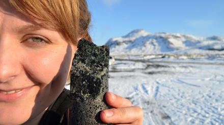 Da steckt's drin. Ko-Autorin Sandra Snaebjornsdottir zeigt einen Bohrkern aus dem Untergrund. Die hellen Minerale sind Karbonate, die offenbar bei der Reaktion von Kohlendioxid mit dem Gestein entstanden sind. 