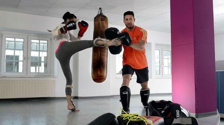 Eine Form von Athletiktraining: Trainer Christian Blisse lässt kickboxen.