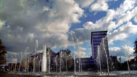 Vor dem Campus der TU sprudeln Brunnen auf dem Ernst-Reuter-Platz.