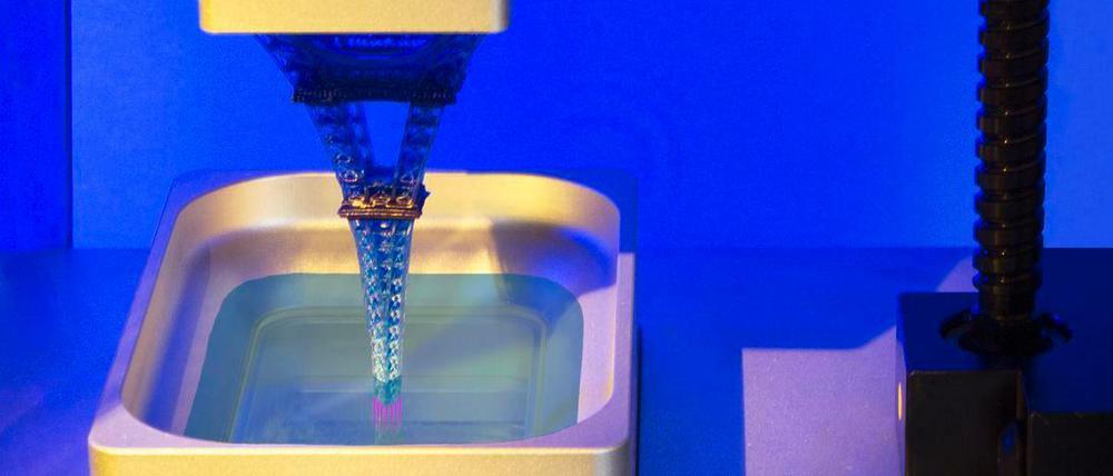 Auf den Kopf gestellt. Das neue 3-D-Druck-Verfahren nutzt UV-Licht, um flüssigen Kunststoff in einer Wanne auszuhärten. Zeitgleich wird das werdende Objekt aus dem Bad gezogen. 