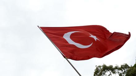 Eine türkische Fahne vor dem Botschaftsgebäude der Türkei in Berlin. 
