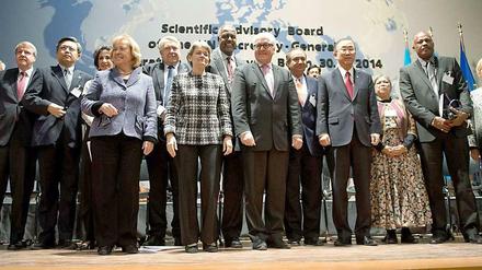 Der neue wissenschaftliche Beirat der UN zum Thema Nachhaltigkeit bei der Gründungsveranstaltung am 30. Januar in Berlin. Ebenfalls dabei der UN-Generalsekretär Ban Ki Moon und der deutsche Außenminister Frank-Walter Steinmeier. 
