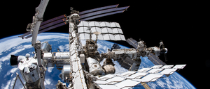 Eine Aufnahme aus der Kamera des Nasa-Astronauten Marshburn zeigt die Internationale Raumstation ISS und die Erde darunter. 