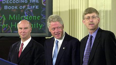 Meilenstein. Der amerikanische Präsident Bill Clinton (Mitte) und die Genforscher Craig Venter (links) und Francis Collins (rechts) bei der Vorstellung des entzifferten menschlichen Genoms im Weißen Haus am 26. Juni 2000.