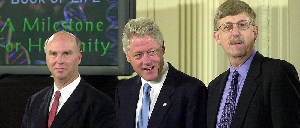 Meilenstein. Der amerikanische Präsident Bill Clinton (Mitte) und die Genforscher Craig Venter (links) und Francis Collins (rechts) bei der Vorstellung des entzifferten menschlichen Genoms im Weißen Haus am 26. Juni 2000.
