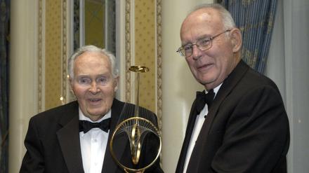 Gordon Moore (rechts), Mitbegründer von Intel, wurde hier bei der Verleihung des "Marconi Society Lifetime Achievement Award" durch Robert Galvin (Chef von Motorola) im November 2005 fotografiert. 