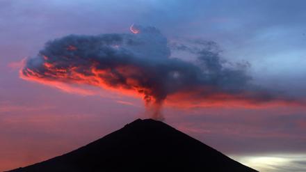 Wenn Vulkane (wie hier der Mount Agung im November 2017 auf Bali, Indonesien) Rauch und Asche in die Atmosphäre blasen, hat das kühlende Auswirkungen auf das Klima. Ein Effekt, den man imitieren könnte, um die Klimaerwärmung zu bremsen. 