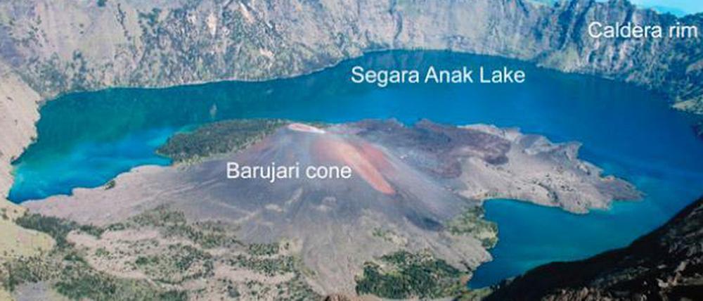 Reste der Katastrophe. Bei der Eruption des Mount Salamas stürzte das Dach des Vulkans ein. Es blieb ein sechs mal acht Kilometer großer Krater (Caldera), der heute teilweise mit Wasser gefüllt ist. 