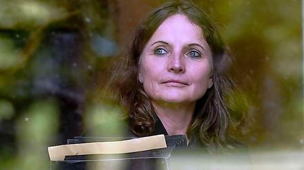 Die Kieler Ex-Ministerin Waltraud Wende ist hinter einer Glasscheibe zu sehen.