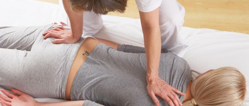 Bei einer Shiatsu-Massage wird der Körper vom Therapeuten ständig bewegt. 