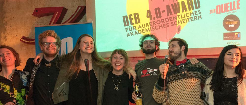 Preisträger und Juroren des "Vierkommanull-Awards für außerordentliches Scheitern", veranstaltet vom Studierendenmagazin "Zur Quelle". 