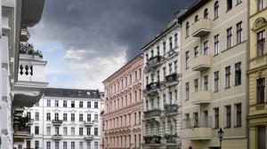 Altbauten vor grauen Wolken in Kreuzberg. (Symbolbild)