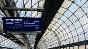 Bahnhof Spandau. Gleich fährt der Flughafen-Zubringer ein, der oben im Display schon angezeigt wird.