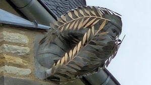 Die judenfeindliche Skulptur in Calbe in Sachsen-Anhalt wurde von dem Bildhauer Thomas Leu verhüllt.