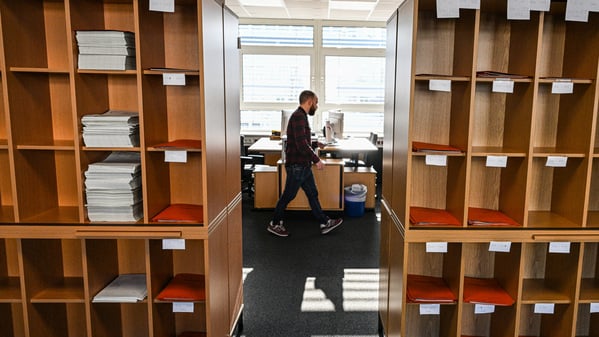 Symbolbild: Finanzbeamte arbeiten in Berlins Internationalen Finanzamt.