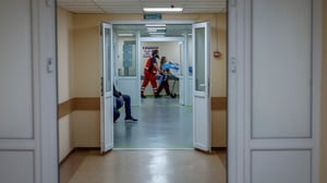 Rettungskräfte bringen am 14. Mai 2025 einen Patienten in das Mechnikow‑Krankenhaus in Dnipro.