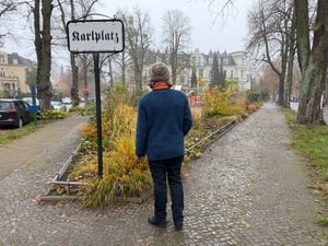 Die Stiftung Kleine Plätze kümmert sich um Stadtplätze in Berlin. In Steglitz-Zehlendorf gehören in Lichterfelde der Johanneskirchplatz und der Karlplatz zum Projekt-Portfolio der Stiftung. Gundhild Brockmann ist die Vorstandsvorsitzende der Stiftung.