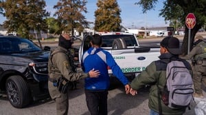 Zwei Personen werden am 3. Dezember 2025 in der Nähe eines Baumarkts der Kette Lowe’s in New Orleans, Louisiana, von Beamten der US-Zoll- und Grenzschutzbehörde (CBP) festgenommen (Symbolbild).