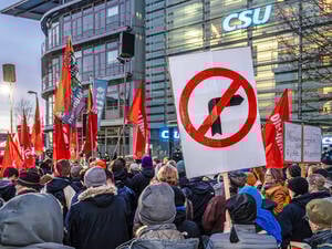 Nach Merz’ Kursschwenk in der Migrationspolitik mehrten sich die Brandmauer-Proteste.