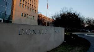 Der Name des US-Präsidenten Donald Trump ist seit Kurzem an der Fassade des Hauptsitzes des United States Institute of Peace (USIP) in Washington angebracht.