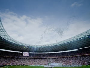 Bei der Fußball-WM 2011 eröffneten Deutschlands Fußballerinnen vor 74.000 Menschen im Olympiastadion das Turnier.