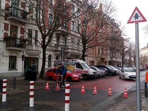 Die neue Absperrung in der Fahrradstraße Stargarder Straße in Prenzlauer Berg.