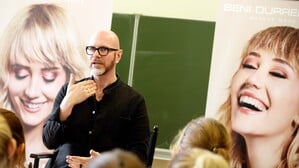 Der Visagist Beni Durrer.