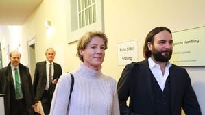 Christina Block (2.v. r), deutsche Gastronomin und Unternehmerin, Gerhard Delling (2.v.l), ehemaliger Sportmoderator und Lebensgefährte von Block, Rechtsanwalt Ingo Bott (r), Verteidiger von Block, und Rechtsanwalt David Rieks (l), Verteidiger von Delling, gehen zu einem weiteren Verhandlungstag im Prozess wegen mutmaßlicher Kindesentführung in den Gerichtssaal (Symbolbild).