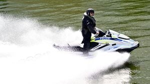 Berlin: Ein Polizist der Wasserschutzpolizei sichert auf einem Jetski auf der Spree die Umgebung des Kanzleramts vor der Teilnahme des ukrainischen Präsidenten Selenskyj an virtuellen Beratungen europäischer Staats- und Regierungschefs mit Blick auf das Treffen von US-Präsident Trump und dem russischen Präsidenten Putin.