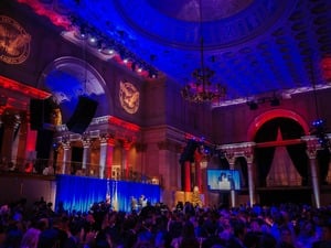 Der Saal an der Wall Street in New York ist in rot, weiß und blau beleuchtet.