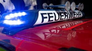Ein Einsatzfahrzeug der Feuerwehr mit eingeschaltetem Blaulicht. (Symbolbild)