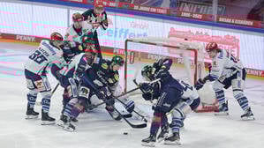 Die Eisbären (blaue Trikots) feiern den nächsten Heimsieg.