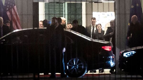 Wolodymyr Selenskyj (M), Präsident der Ukraine, verlässt das Bundeskanzleramt. Im Kanzleramt beraten der ukrainische Präsident Selenskyj, seine Unterhändler und die US-Delegation zunächst unter sich über das weitere Vorgehen in den Verhandlungen über einen Waffenstillstand in der Ukraine.