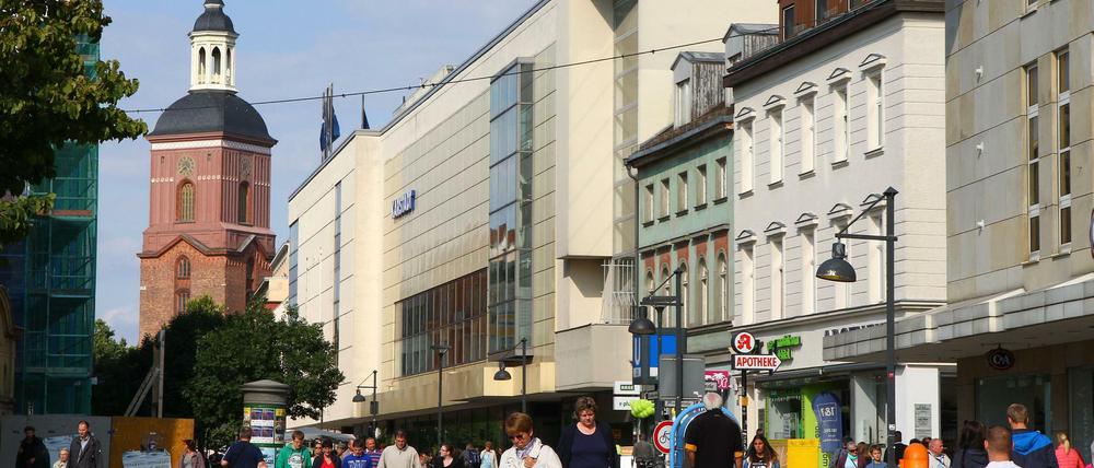 Das Zentrum im Westen: die Altstadt Spandau mit Kaufhäusern und der Kirche St. Nikolai.