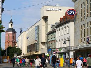Das Zentrum im Westen: die Altstadt Spandau mit Kaufhäusern und der Kirche St. Nikolai.