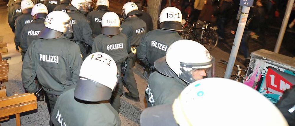 Polizeikette am Hermannplatz.