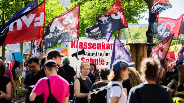 01.05.2024, Berlin: Teilnehmer einer Demonstration des DGB (Deutscher Gewerkschaftsbund) zum 1. Mai unter dem Motto «Mehr Lohn, mehr Freizeit, mehr Sicherheit» versammeln sich Karl-Marx-Allee - Karl-Marx-Allee. Die Demonstration beginn in Friedrichshain und mündet vor dem roten Rathaus, wo die traditionelle Mai-Kundgebung stattfindet. Foto: Christoph Soeder/dpa +++ dpa-Bildfunk +++
