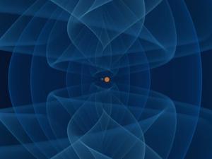 Ein schwarzes Loch (dunkelgrau) und ein Neutronenstern (orangefarben) umkreisen einander auf immer enger werdenden Bahnen und strahlen Gravitationswellen (blau) ab.