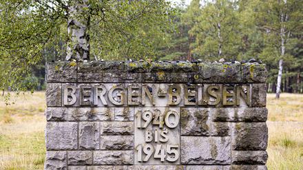 Steinwand auf dem Gelände der Gedenkstätte Bergen-Belsen im Landkreis Celle. Im April 1945 befreiten britische Truppen das Konzentrationslager Bergen-Belsen, in dem über 52.000 Menschen starben.