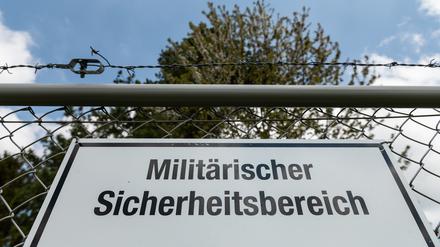 Ein Schild mit der Aufschrift „Militärischer Sicherheitsbereich“ hängt am Zaun einer Kaserne.
